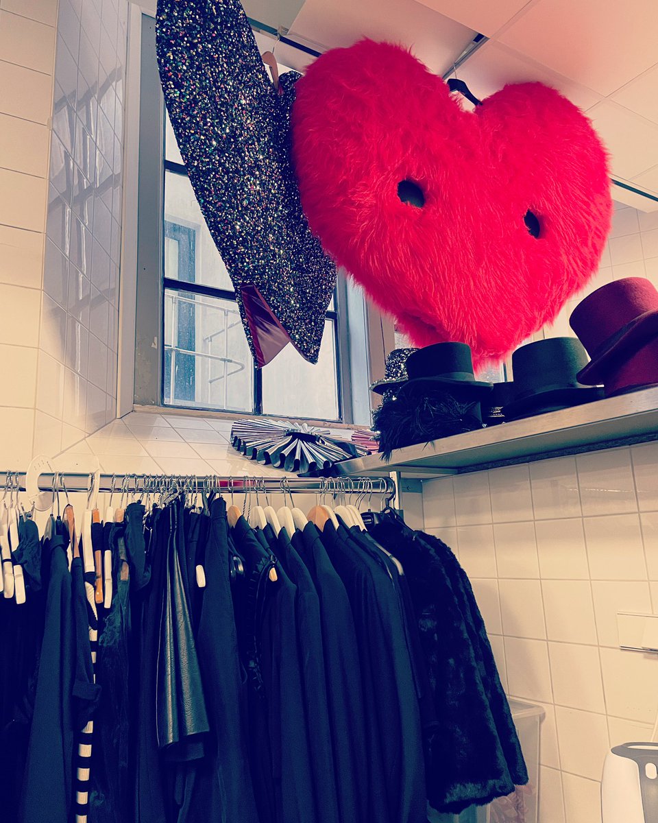 02/01 | Working backstage as a stylist in the fashion industry can be tough. It's a fast-paced, high-pressure environment, and there are always a million things to do. But when you're a stylist, you know that the work is worth it.