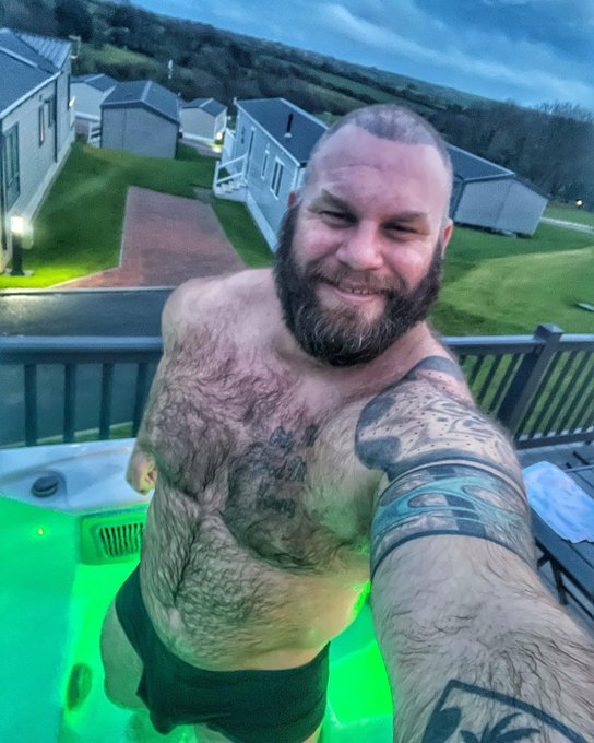 If you’re gonna retweet something today, let it be this..!! 😁

#bodypositivity #gaybeardedmen #gaybearded