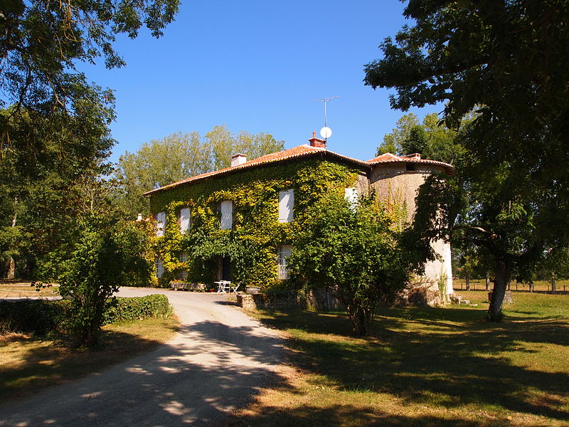 MonumentumFr's tweet photo. Logis de la Vergne, maison de Maria Casarès à #Alloue (#Charente) Manoir du XVIe siècle, remanié au XVIIe siècle, autrefois composé de deux cours. La première, presque entièrement entourée de douves en eau comblé...
Suite 👉 https://t.co/G1mPu3qTeY
#Patrimoine #MonumentHistorique https://t.co/XlxvcPmAz0