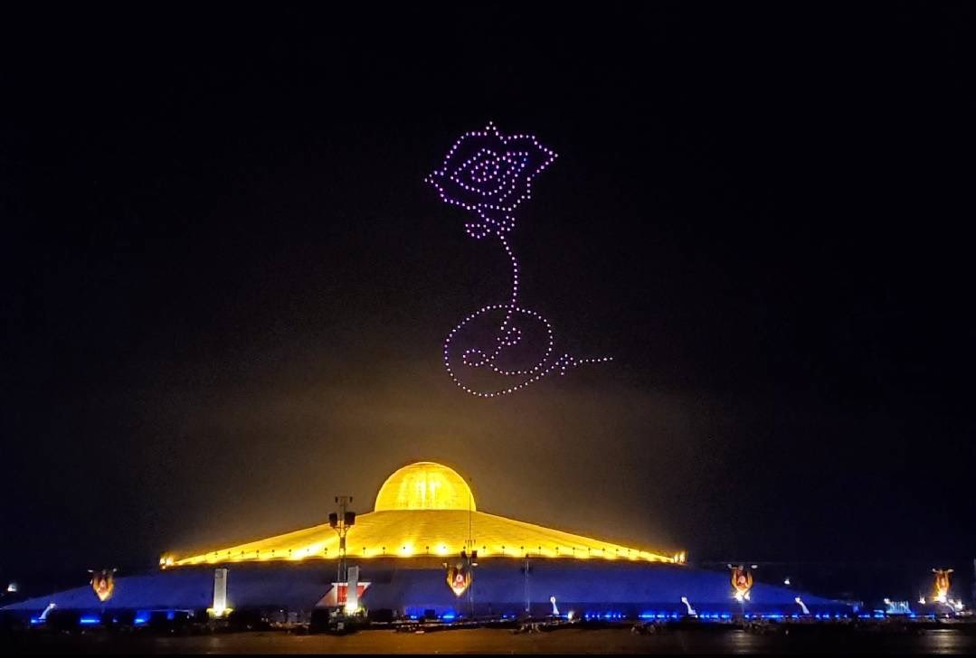 Psanitwong's tweet photo. #สวดมนต์ข้ามปี ณ วัดพระธรรมกาย https://t.co/TU6Pyt9mmg