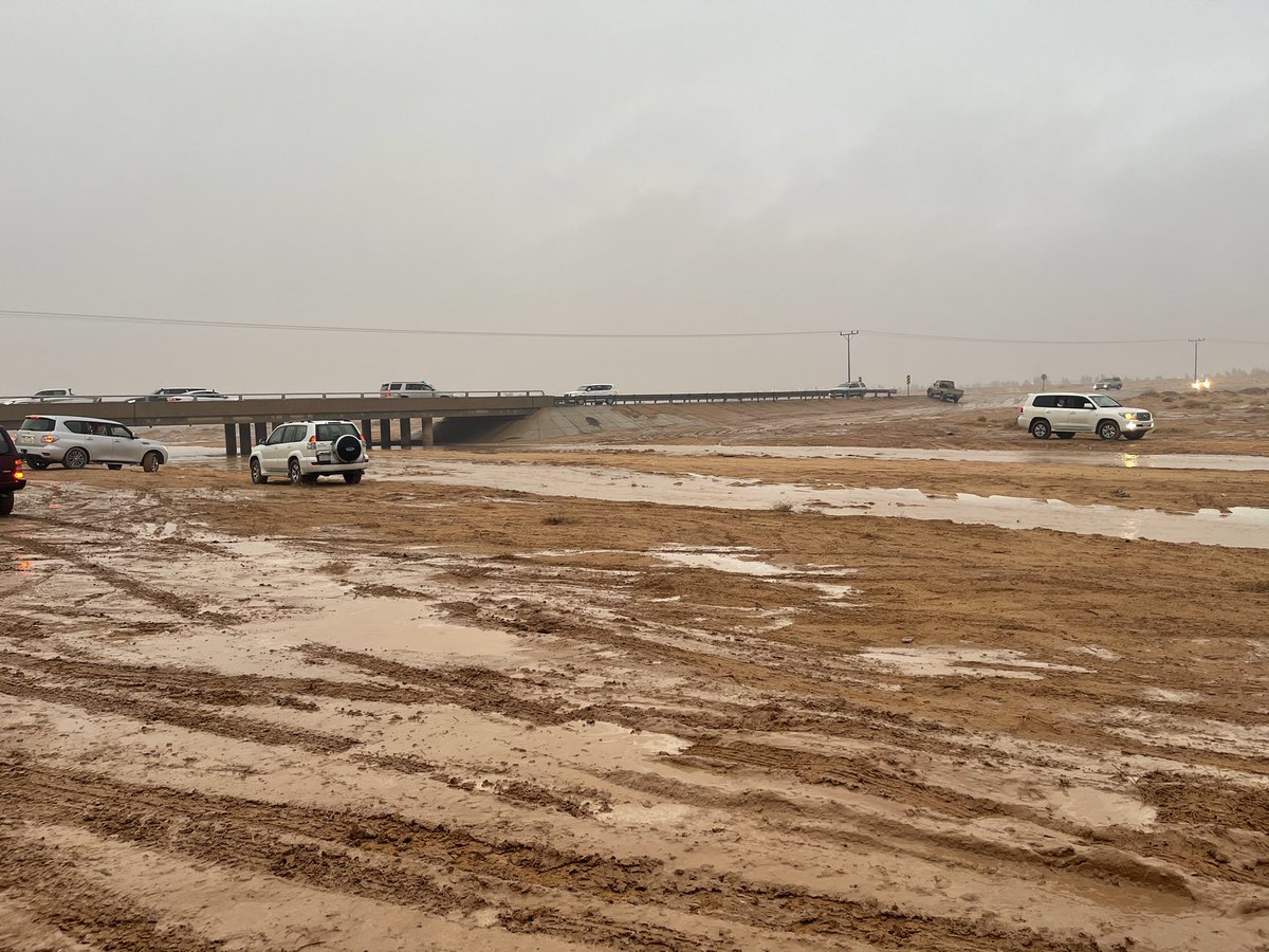 guhaidan's tweet image. سبب ضعف جريان الأودية في #القصيم مع هطول أمطار شبه متواصلة مابين #ديم ومتوسطة منذ ليلة البارحة وحتى الآن (الأولى من نوعها والأكثر كمية في فصل الشتاء) المثال شعيب #الطرفية أحد روافد #وادي_الرمة في الزمن القديم؛ 👈 شاهد لهذا السبب لايرفد #الرمة في الوقت الحالي: