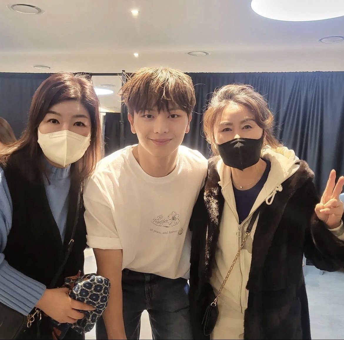 bluerkkkk's tweet photo. Agak-agak ada tak makcik² ni cop sungjae buat menantu 😂

#BTOB_10TH_ANNIVERSARY #BTOB_TIME_Be_Together #BTOBTimeBeTogether_DAY3 #btob #YOOK_SUNGJAE #YookSungJae #sungjae https://t.co/i6vLr6UkpF