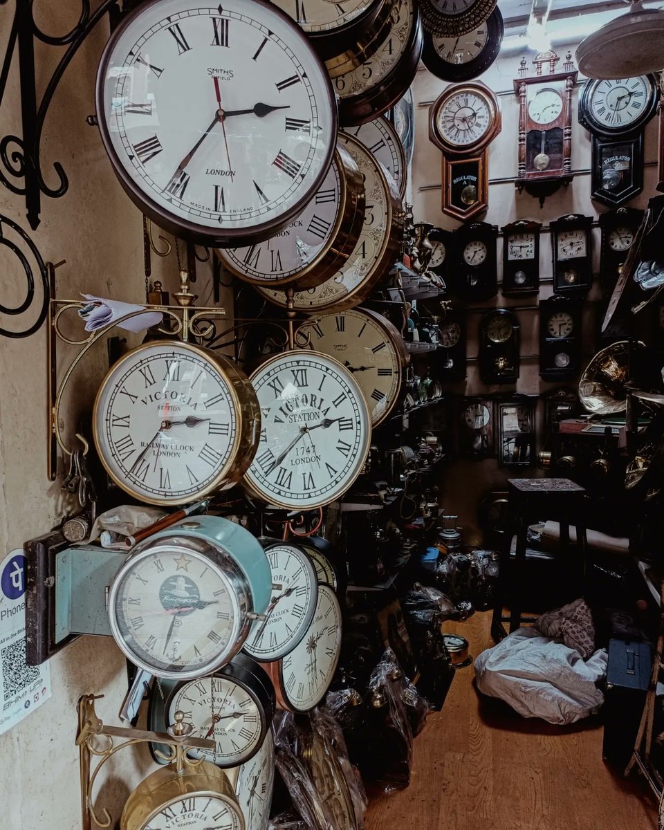 Old Is Gold 
CHOR BAZAR ( MUMBAI )
#Chorbazar #mumbaiindians #mumbai #mymumbai #vintage #old #VintageCollection #shotonoppo #OPPO