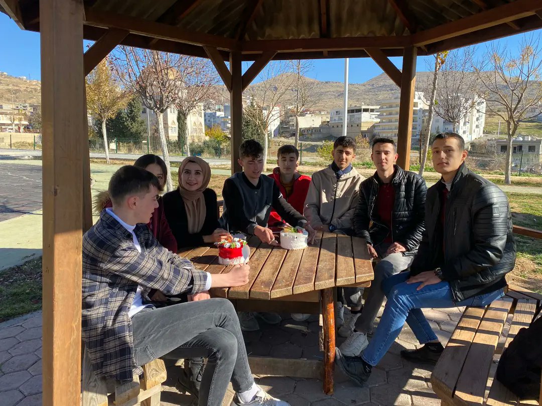 yesilliakgenc's tweet photo. İlçe Gençlik Kolları Başkanımız Halis BARTU ve yönetimimiz ile ilk defa oy kullanacak olan genç kardeşlerimizin 18.yaş gününü kutlayarak sevinçlerini ortak olduk. Genç kardeşlerimize nice sağlıklı ve hayırlı seneler diliyoruz. https://t.co/RhxHW4ab4W