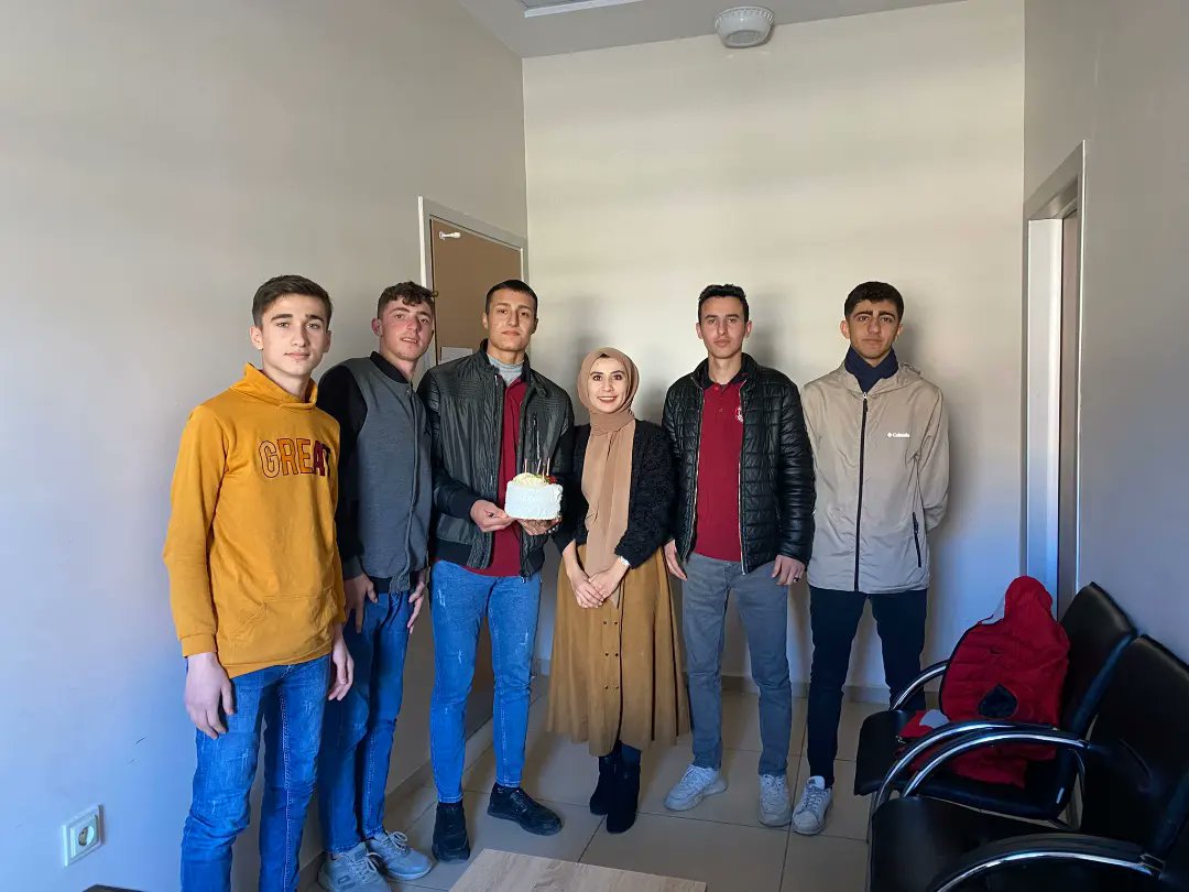 yesilliakgenc's tweet photo. İlçe Gençlik Kolları Başkanımız Halis BARTU ve yönetimimiz ile ilk defa oy kullanacak olan genç kardeşlerimizin 18.yaş gününü kutlayarak sevinçlerini ortak olduk. Genç kardeşlerimize nice sağlıklı ve hayırlı seneler diliyoruz. https://t.co/RhxHW4ab4W