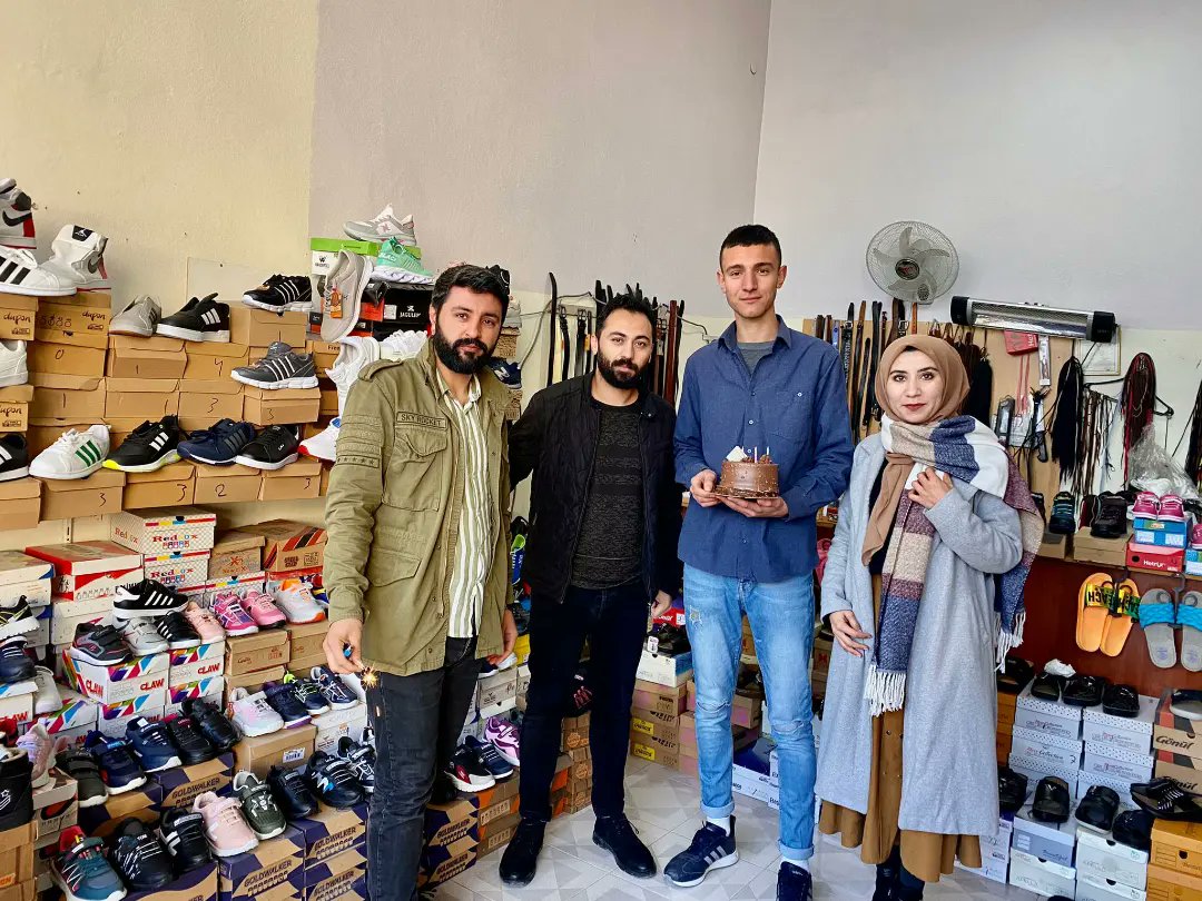 yesilliakgenc's tweet photo. İlçe Gençlik Kolları Başkanımız Halis BARTU ve yönetimimiz ile ilk defa oy kullanacak olan genç kardeşlerimizin 18.yaş gününü kutlayarak sevinçlerini ortak olduk. Genç kardeşlerimize nice sağlıklı ve hayırlı seneler diliyoruz. https://t.co/RhxHW4ab4W