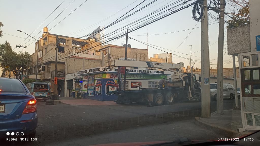 codycomander's tweet photo. @IztacalcoAl @PC_Iztacalco @transito_CDMX @UCS_GCDMX solicitamos de su apoyo para que el vecino retire sus grúas de la avenida ya que estorban y generan más tráfico es sobre canal de rio Churubusco entre San Rafael Atlixco y calle 34 https://t.co/iz2pcdBUVh