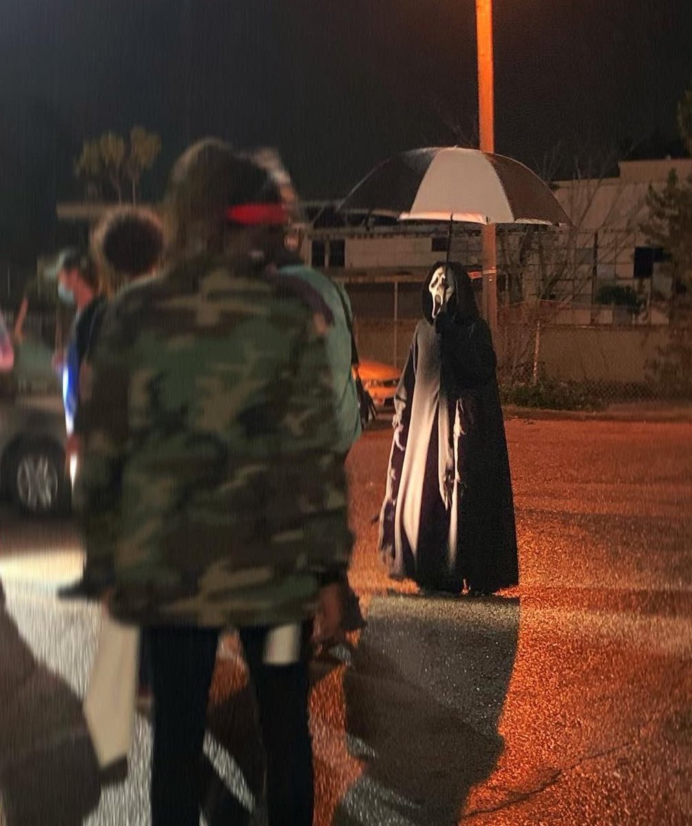 GhostfaceTalks_'s tweet photo. Behind the scenes of ‘SCREAM’ 2022. https://t.co/V4ONq1QF9B
