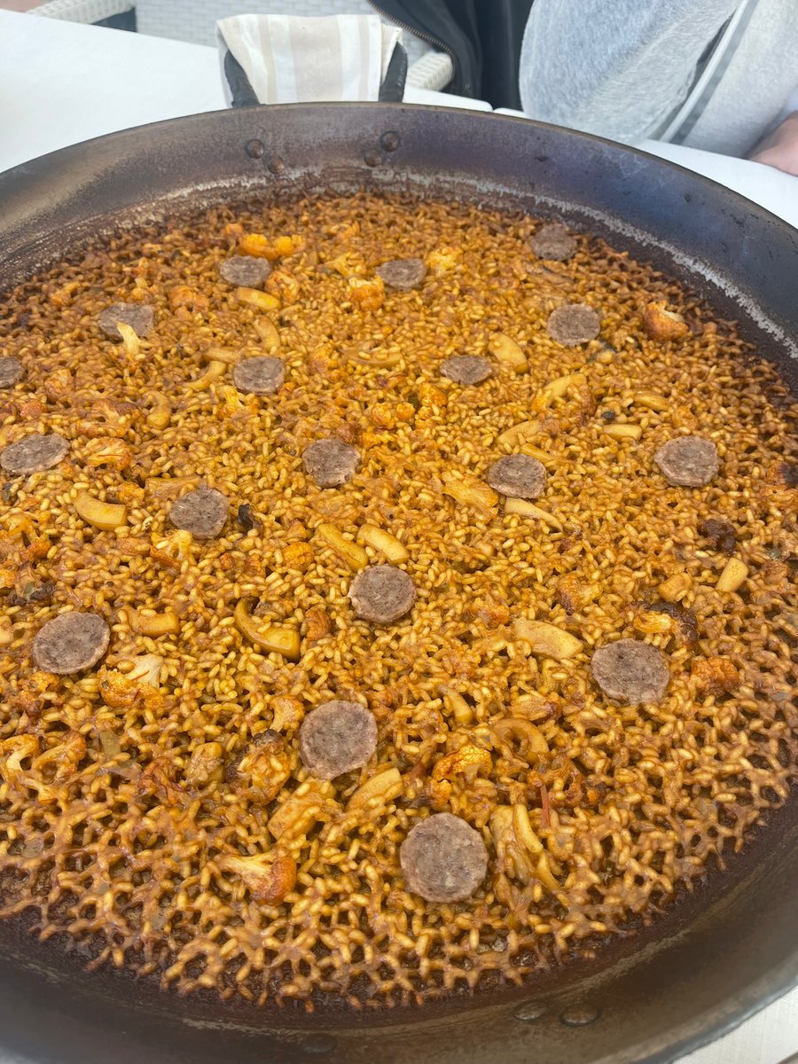 Lorenbm's tweet photo. Comida en Napicol, buenísimo arroz de sepia y blanquets, para beber Domain Leflaive Mâcon Verzé. @mcrvjl https://t.co/T8q0xdwjJy