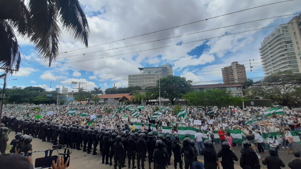 LuisFerCamachoV's tweet photo. Mujeres valientes, de pie de rodillas solo ante Dios.

#LiberenACamacho #camachoessantacruz #NoFueGolpeFueFraude #SantaCruzEnEmergencia https://t.co/jcvY2M7naA