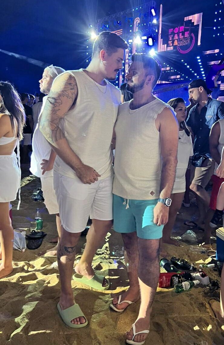 MiguelEloy9's tweet photo. Que esse ano seja incrível e cheio de muito AMOR... 💘
#eueele #eleeeu #meuurso
#marido #ursos #casal #Feliz2023 #amor https://t.co/IkfFz8NAgS