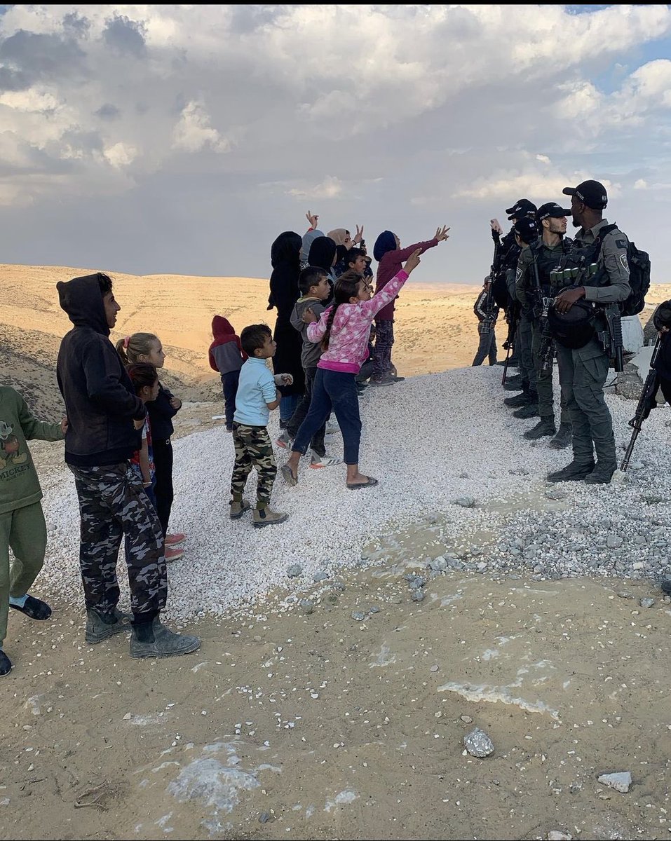 Il governo dell’esperimento coloniale 🇮🇱 ha  appena deciso che IN BREVE TEMPO sfratteranno tutti i nativi🇵🇸 dai 14 villaggi di #MasaferYatta , prendendo a calci oltre 1000 persone tra cui moltissimi bambini. 

La pulizia etnica continua. 
Dove sei @LiaQuartapelle ?