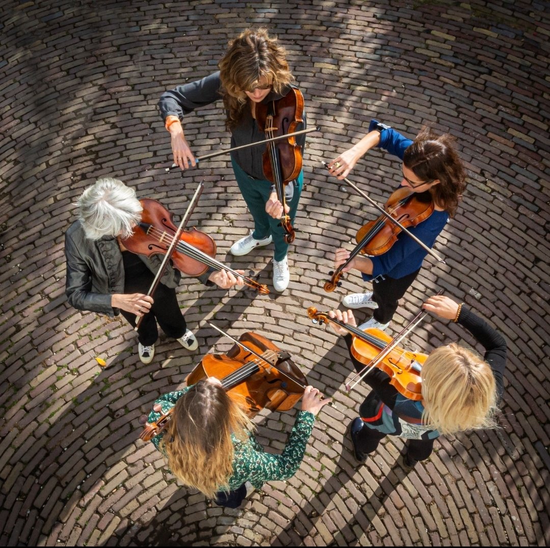 CSOKOosterbeek's tweet photo. Dank @RemOosterbeek. Op zondag 8 januari treedt het #PENTA Strijkkwintet op in de Remonstrantse Kerk in #Oosterbeek voor het vierde concert in de reeks van het @CSOKOosterbeek. @deRijnenVeluwe @DeGelderlander @ArtEZUniversity @ophiona @NPOKlassiek @vrijegeluiden @RenkumNieuws_NL https://t.co/ZHMz5F0WCo