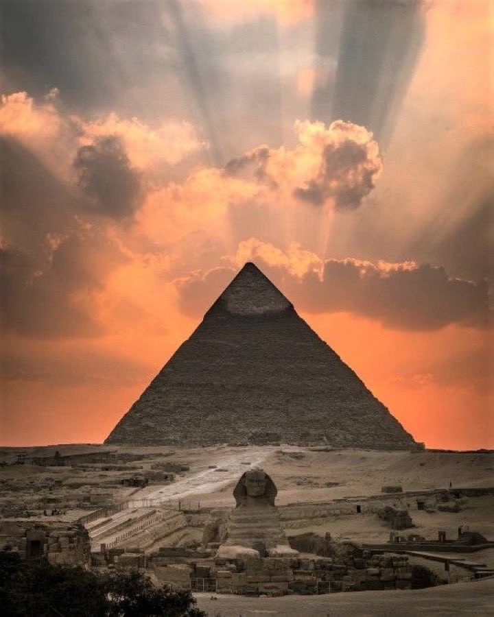 El obelisco inacabado de Asuán #Egipto 1. La antigua civilización egipcia sigue impresionándonos a día de hoy. Admiramos sus construcciones y nos preguntamos, debido a su complejidad, cómo fueron capaces de realizarlas. Teorías…hay para todos los gustos. El llamado obelisco ⤵️
