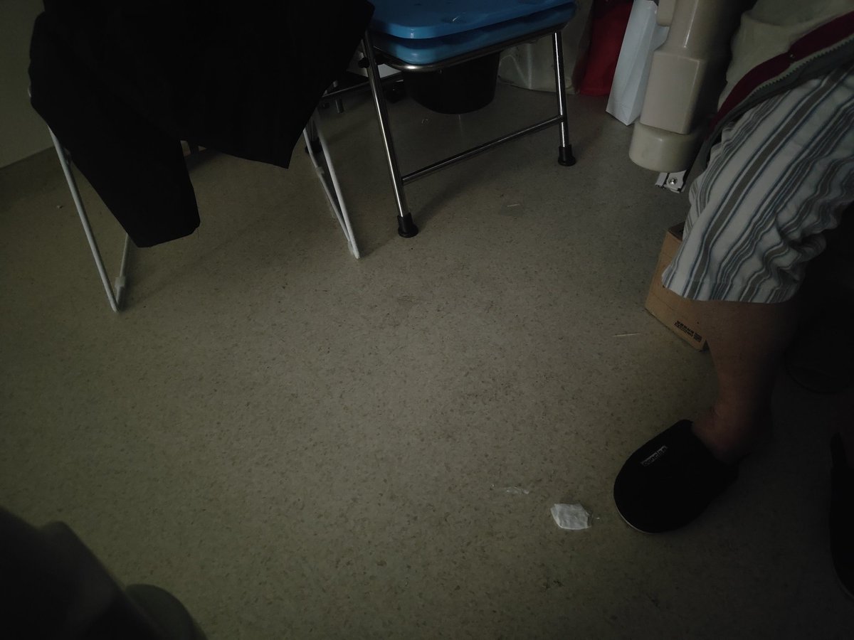 orange00701's tweet photo. 这几天一直没发我父亲感染新冠的情况，因为我在到处找一个缺货的药，还是没找到。
我父亲今天晚上状态还行，能吃能喝，高流量氧气给他调低了也没什么问题，说话声音也变大了，目前唯一我最担心的问题就是他白细胞有60多万，现在还没降下来，希望明天我父亲检查能变好，白细胞能降下来，他身体能更好。 https://t.co/mKLkUKy4Xj