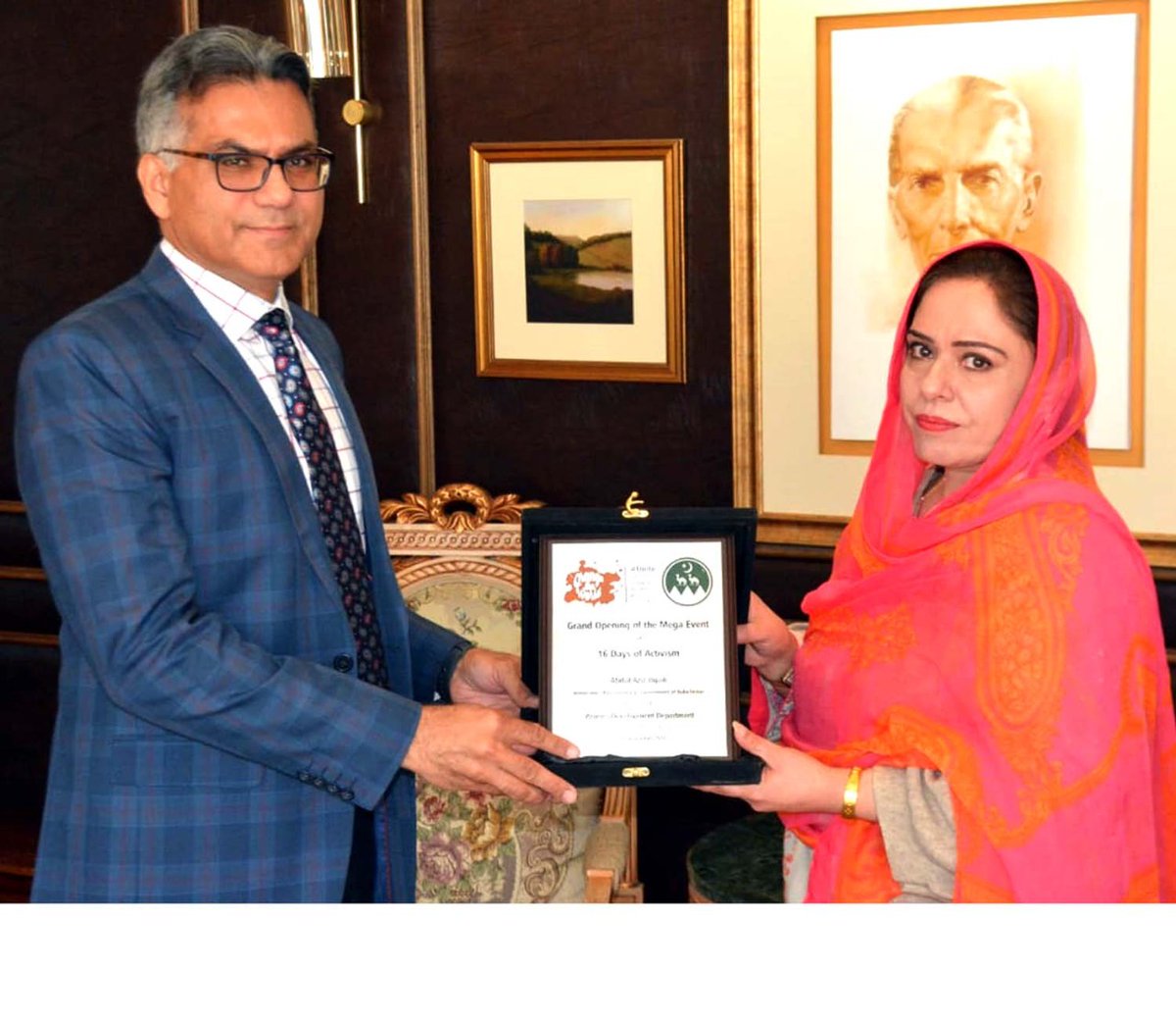 Ms Shazia Riaz, Director, Women Dev Dept. Balochistan, Quetta presenting shield to Mr. Abdul Aziz Uqaili, Cheif Seceetary, Balochistan.