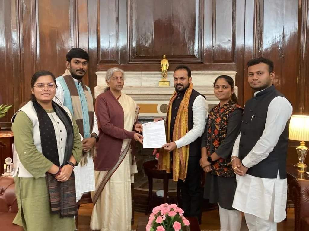 yagywalkya's tweet photo. भारत की पहली पूर्णकालिक महिला वित्त मंत्री से @ABVPVoice प्रतिनिधिमंडल ने केंद्रीय वित्त मंत्री श्रीमती @nsitharaman से भेंट कर केंद्रीय #Budget2023 हेतु ज्ञापन के माध्यम से उच्च शिक्षा और अनुसंधान में जीडीपी का 2% खर्च करने हेतु सुझाव दिए।
1/2 https://t.co/Y1J5ITCHFT