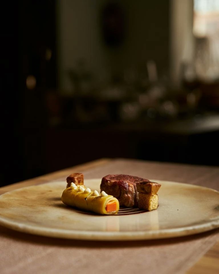 Solomillo madurado, nueces pecanas y canelón de pisto, ¿se puede pedir más?
.
.Te esperamos en @restaurantebiosfera 
.
.#Cocinabiosfera #Guadalajara #platazos #territorio #producto #castillalamancha #raizculinaria #chefs