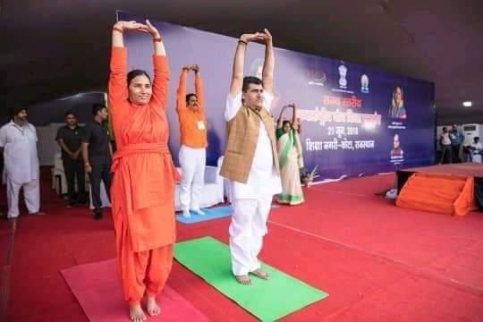 Anand_arya246's tweet photo. #ताड़ासन में शरीर की आकृति ताड़ के पेड़ जैसी बनती है, 
ताड़ासन से पूरे शरीर को हल्का, लचीला और सुडौल बनाता है
ताडासन करने से सायटिका दर्द,सुन्न, झनझनाहट को कम किया जा सकता है 
ताडासन करने से पेट कि चर्बी को कम होती है 
ताडासन से बच्चों कि हाइट बढाने के लिए अतिउत्तम योगाभ्यास है https://t.co/l3HD0tFz5b