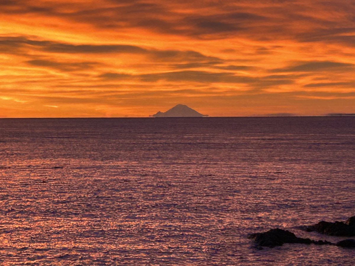EvoDevoDiva's tweet photo. Good morning, and what a beautiful sunrise!! Mount Rainier from the southwest side of San Juan Island!! https://t.co/ar4Voa6Bkq