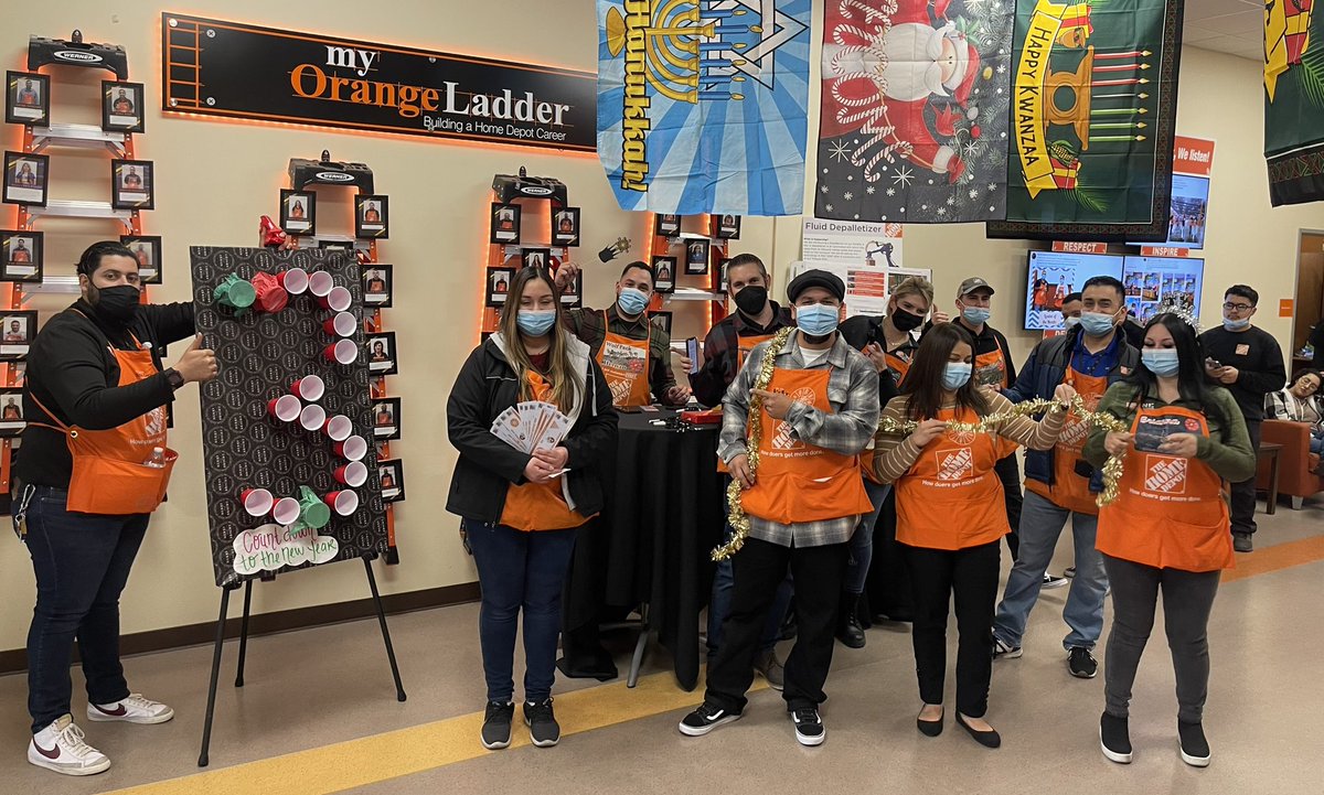 DoraJ_RDC's tweet photo. Having fun with the associates playing games and winning prizes on our last day for 2022. @HPacheco5087 @THD_NadiaPop @rayray5641 @EBadger76 @Aran_5087 https://t.co/hakX7DS6mo