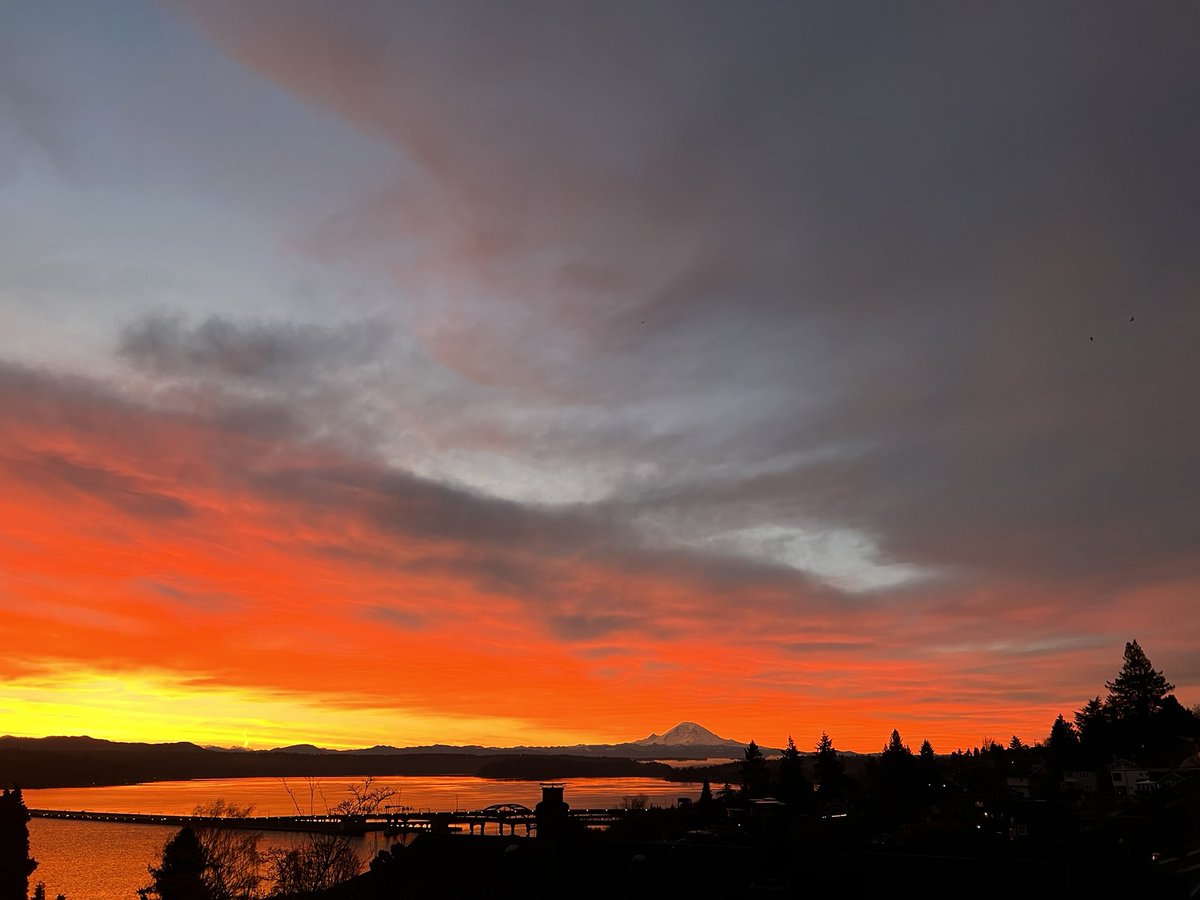 #Seattle #sunrise #mountrainier