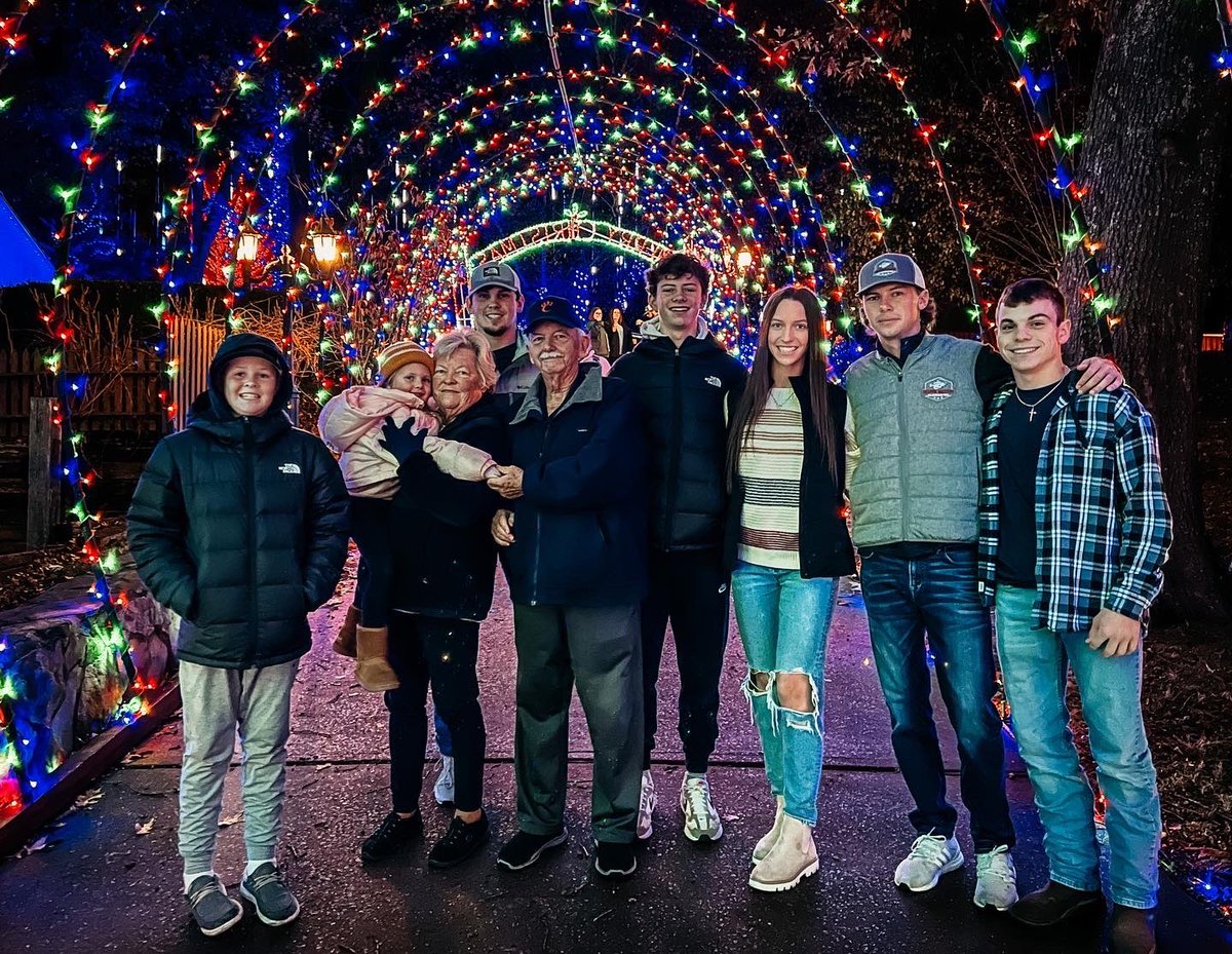 ApeBit4's tweet image. The 7 grandkids in this picture delivered the best tribute to their Grandpa J.P. They were amazing, &amp;amp; he was so proud. Always remember he is watching over you, and you will always have a piece of him in your heart. Family ❤️ @peyjbit4 @natebit @jbarrington85 @blakej1024