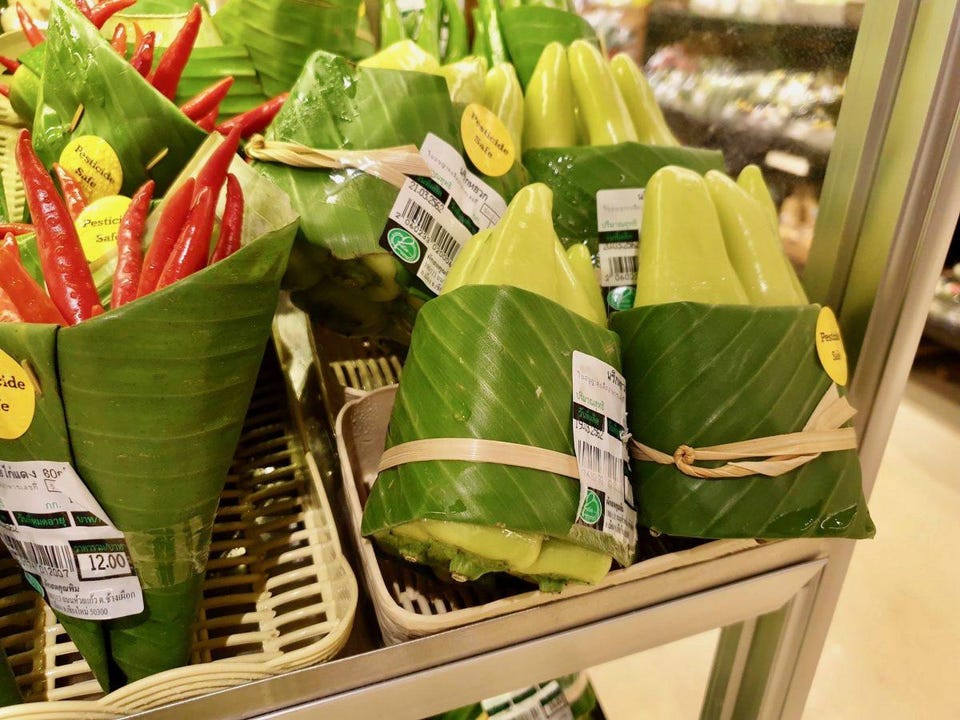 Goodable's tweet photo. This supermarket in Thailand replaced its plastic packaging with reusable banana leaves. https://t.co/nhbeJeJo6F