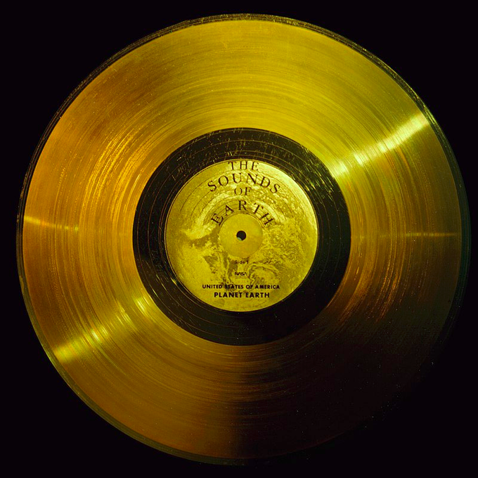 Lorsque la NASA a envoyé les sondes Voyager explorer le système solaire en 1977, celles-ci contenaient une sorte de 'bouteille' à la mer, présentant la civilisation humaine à de potentiels êtres rencontrés en chemin. Un thread sur des choses surprenantes sur ce 'Golden Record'👇
