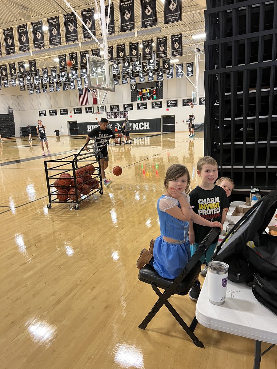 BeccaAnne_May's tweet photo. Holiday break as a coach’s kid #gofriars @CoachMayBL @blathletics https://t.co/72AaRzHxUQ