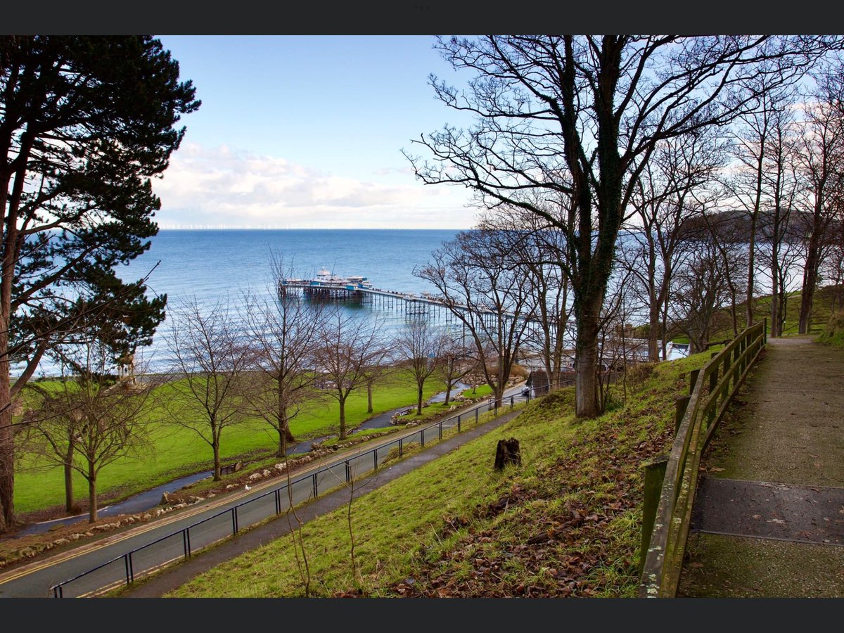 A nice January saunter around Happy Valley Llandudno.
The sea is perfectly calm, though it’s very cold … and quite a few folk walking on Llandudno Pier.