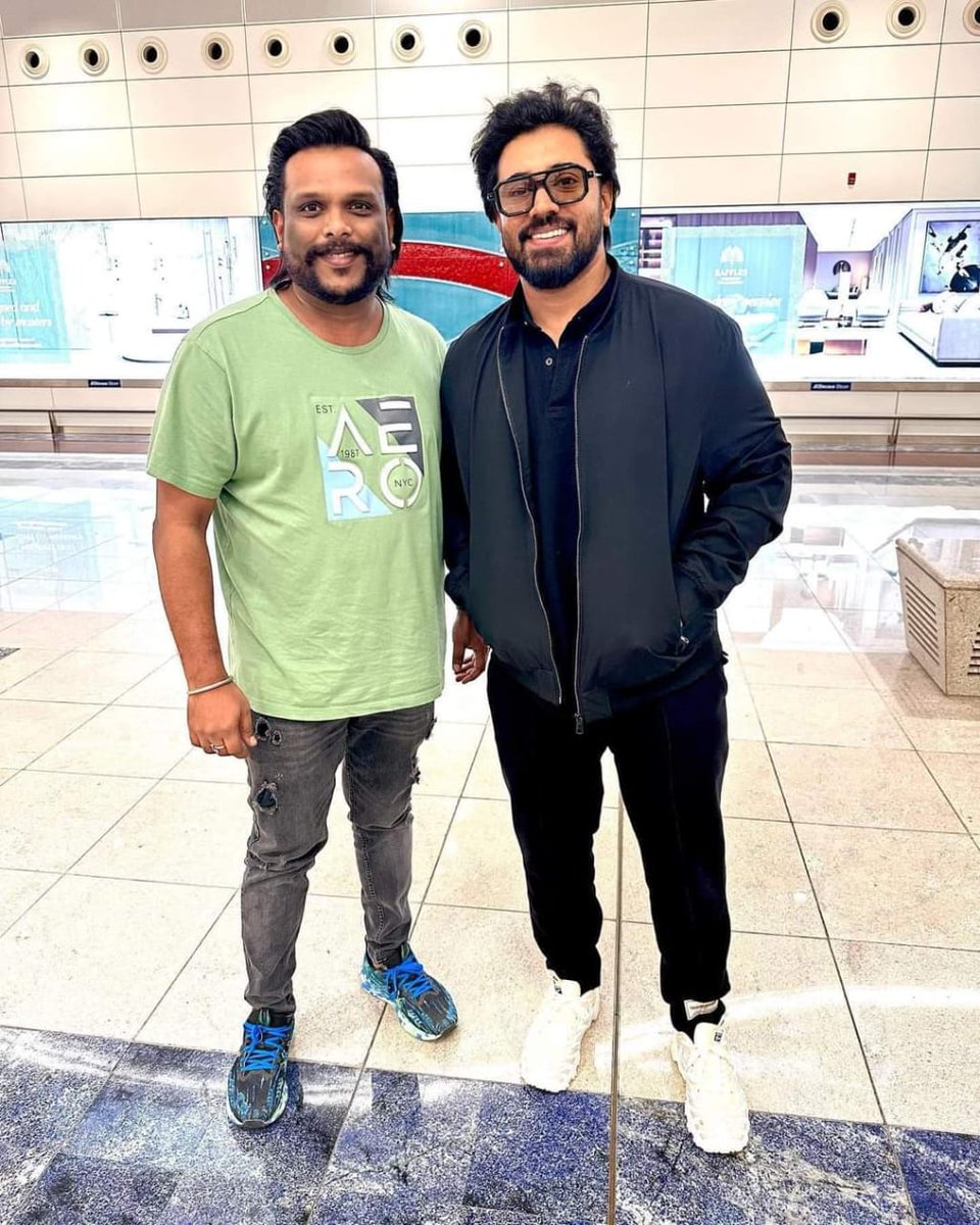 VincentPepe123's tweet photo. അലകൾ കാത്തിരിക്കുന്നത് തീരത്തെ പുൽകാൻ ആണ്
സൂര്യൻ കാത്തിരിക്കുന്നത് ആഴിയിൽ അസ്‌തമിക്കാൻ ആണ്

വിധി പോലും വിറച്ചു പോയി
അവന്റെ തിരിച്ചു വരവിനു മുന്നിൽ

The entertainer is back ❤️🔥
Nivin Pauly latest 😍

#NivinPauly @NivinOfficial https://t.co/X7JziLS350