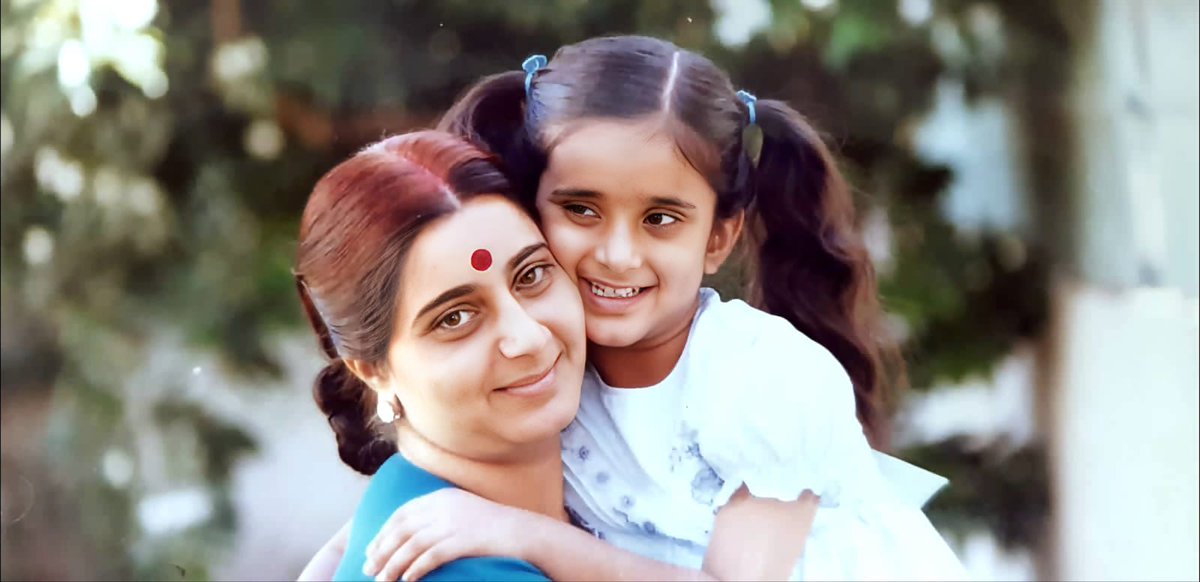 BansuriSwaraj's tweet photo. मां @SushmaSwaraj और पापा @governorswaraj, मैं आपके प्यार, दुलार और प्रेरणा के लिए अत्यंत आभारी हूं। आपके आशीर्वाद से मैं आपके द्वारा प्रकाशित पथ पर निरंतर चलने की आशा करती हूं।🙏 https://t.co/XL7a40MJJh