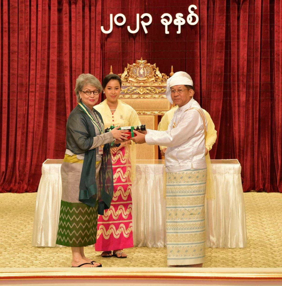 akmoe2's tweet photo. The junta’s chief meeting with family members of consecutive predecessors of dictators (U Nu, Ne Win, San Yu, Saw Maung) and awarding them with nonsense awards shows “ how desperate Min Aung Hlaing is.” The guy has no idea what he is doing or has no political consistency at all. https://t.co/o6wBO2RjFA