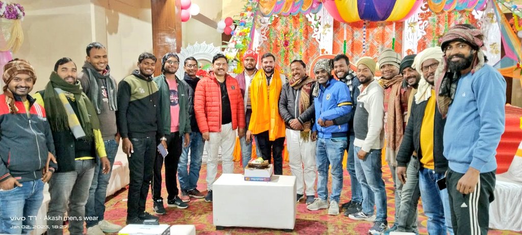 JPJaiswal007's tweet photo. आज हमलोग के प्रिय भाई #पंकज_कुमार जी के #जन्मदिन पर पाण्डेय मैरिज हाल नगरा में केक काटकर #Celibrate किया गया।
   ईश्वर से प्रार्थना है कि आप दीर्घायु हों और सदैव स्वस्थ एवं प्रसन्न रहें। #happybirthday 

#JPJaiswal007 #वन्देमातरम_टीम @MyCityNagra @alokshukla02 https://t.co/JxYTWxcT5J