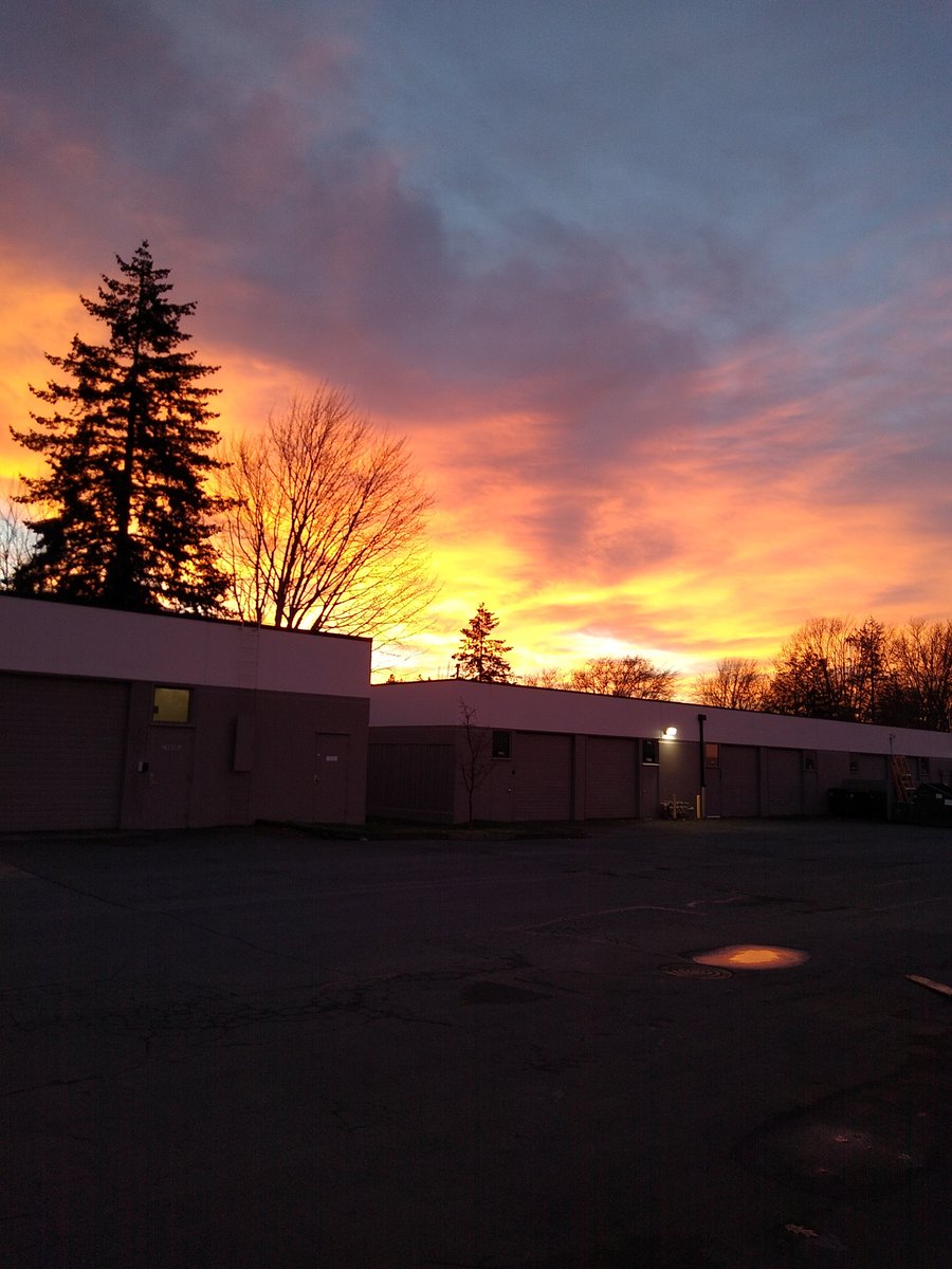 Gary_Rubin's tweet photo. @BeschlossDC Gorgeous sunrise in Beaverton, Oregon, this morning. https://t.co/tD5d5IV1vZ