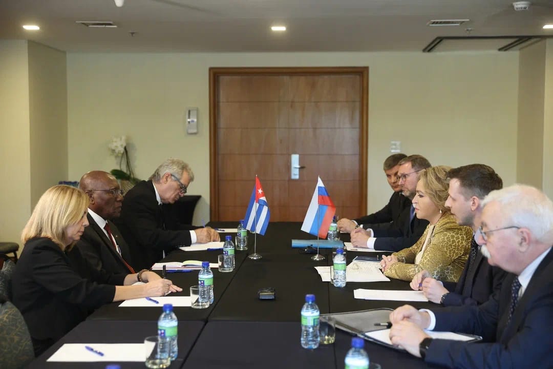 EmbaCuba_Camboy's tweet photo. El Vicepresidente de #Cuba🇨🇺, @SalvadorValdesM sostuvo un amistoso encuentro con Valentina Matvienko, presidenta del Consejo de la Federación de #Rusia🇷🇺, al frente de la delegación a la toma de posesión de #Lula en #Barsil🇧🇷. https://t.co/fOXhbyIOEZ