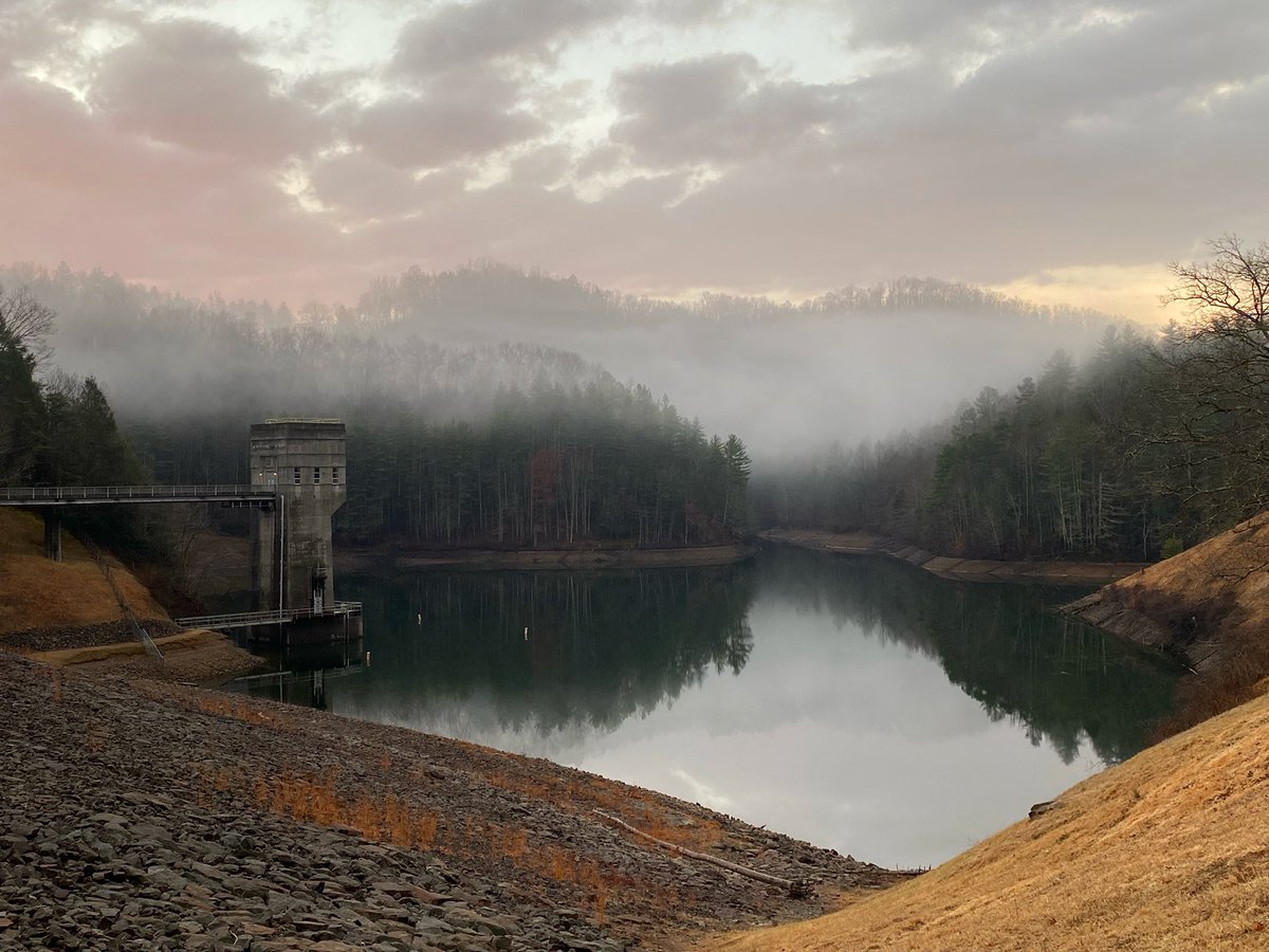 Near sunrise at North Fork Pound Reservoir, western Virginia.
#Appalachia #AppalachianMountains #Virginia