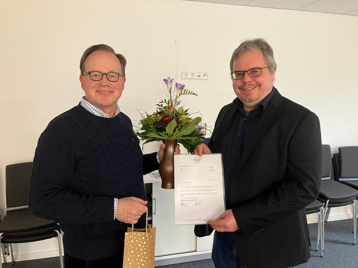 25 Jahre <a href="/maz_online/">Märkische Allgemeine</a> Vermutlich spricht das irgendwie gegen mich, aber es spricht auf jeden Fall für die MAZ. Die Blumen, die ich heute erhielt, gebe ich in übertragenem Sinne gern zurück: Danke für 25 spannende, herausfordernde und niemals langweilige Jahre!