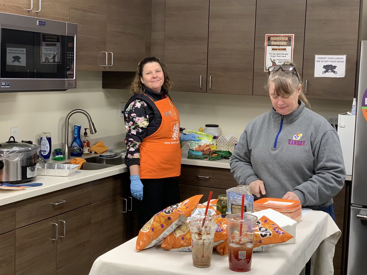 jst4amy's tweet photo. Busy little bee’s making food for the hive #Dreamteam2217 https://t.co/7eyrIXxqFf