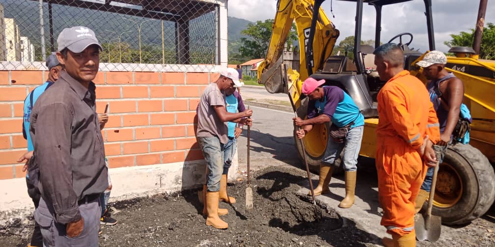minaguasoficial's tweet photo. #Yaracuy | La fuerza laboral de @aguasdeyaracuy
 junto a cuadrillas de la Alcaldía de San Felipe, repararon filtración en tubería de 6" en la zona 6 del complejo Ciudadela Hugo Chávez, en beneficio de 12 mil habitantes.

Cumpliendo las instrucciones del Pdte. @NicolasMaduro  🇻🇪 https://t.co/cE1oBc6IJU