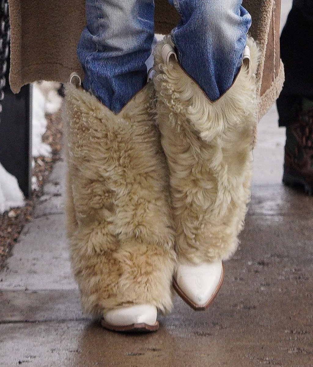 andriana シ on Twitter "Kendall Jenner in Aspen, wearing r13 fur cowboy