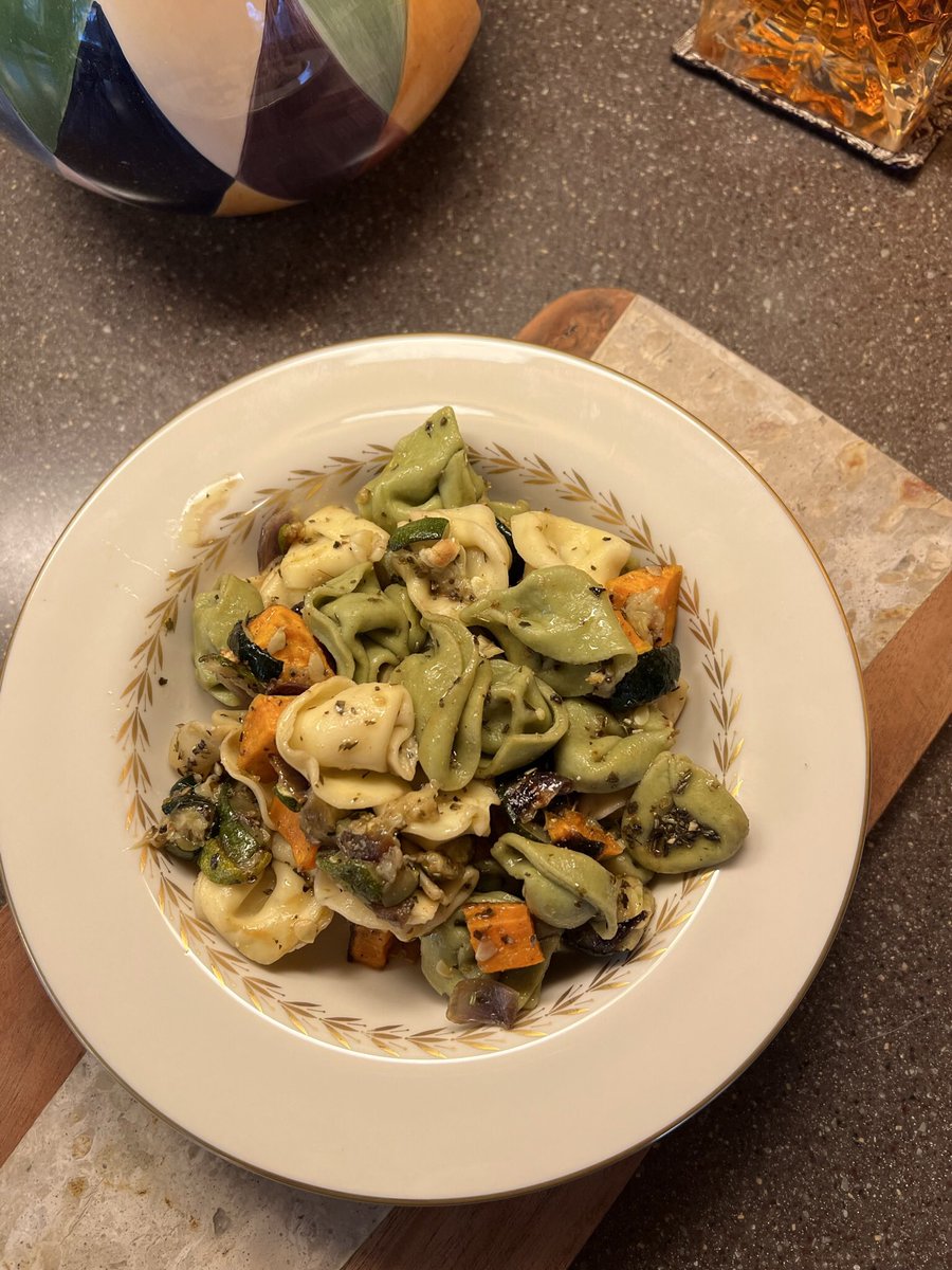 sliprockseeker's tweet photo. #MondayMeals 🍜 Roasting vegetables brings out their earthy flavors and texture adding a winter phytochemical food boost to your day.
Roasted Sweet Potato, Zucchini, Onion & Garlic tossed with a Balsamic Vinegar and Italian Seasoning #Marinade and #Tortellini. #FreshFastFood https://t.co/0rM4j1Uxj0