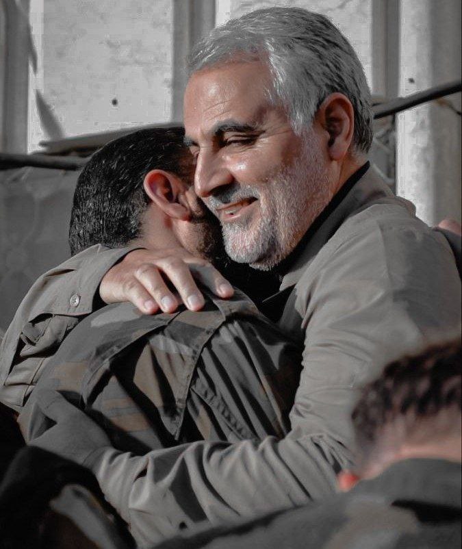 Leyliyazdi's tweet photo. هرچه خادمی و نوکری کنیم و پای غم و غصه مردم باشیم، چه جنگ سخت باشد و چه جنگ نرم ضرر نکردیم؛ اینو از مکتب سلیمانی یاد گرفتیم
#جانفدا
#خادم_الزهرا https://t.co/pkvbumP3yp