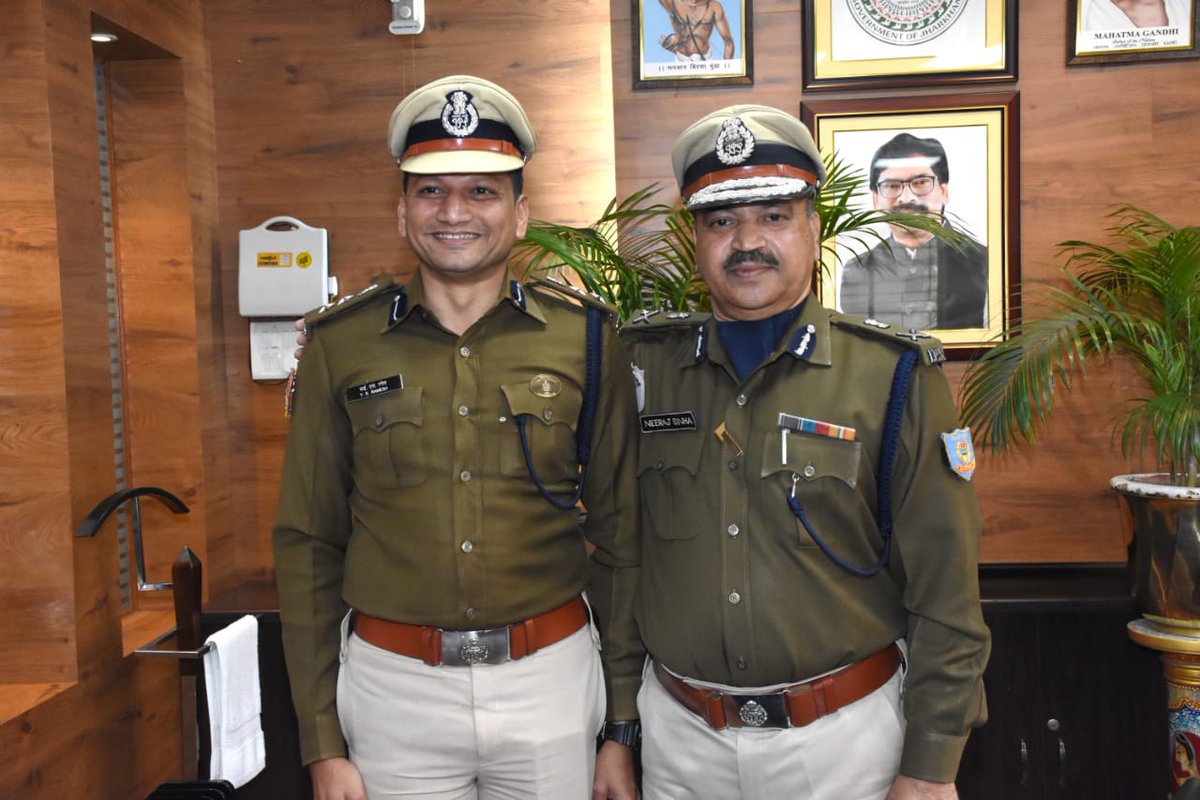 YSR_IPS's tweet photo. New year with additional star on the shoulder,added band to the color,ribbon to the cap not only decorates and enriches the glory of police uniform but also entrusts bigger  responsibility and challenges to deliver in service to the Nation. https://t.co/Mjl6vKzTFa