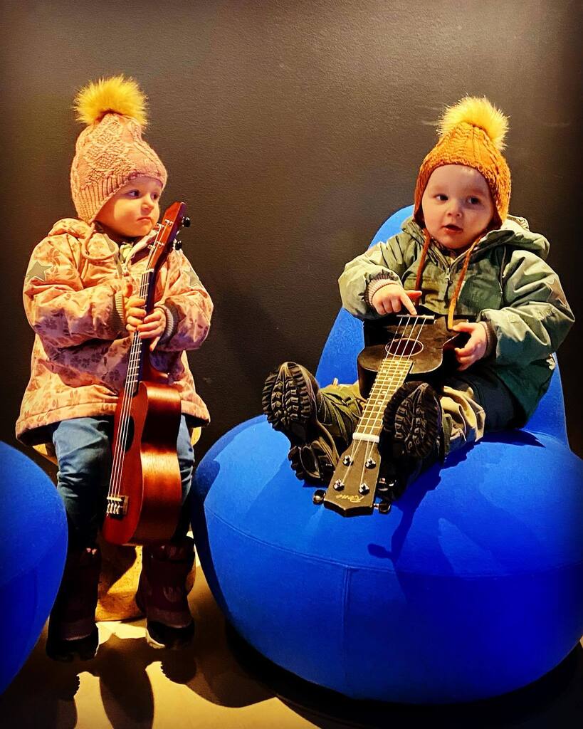 cmti1978's tweet photo. Hadde med meg to #trubadurer til @perfekt_ur i dag 😁 Der så vi på #klokker fra @bragdur og fikk sjokolade og pepperkaker.
•
•
•
#tvillinger #twins #twinsofinstagram #twinstagram #ukulele #perfektur #bragdur #bromlene #lotteogløve https://t.co/5s9PTjYMSU https://t.co/tm23OFUdw7