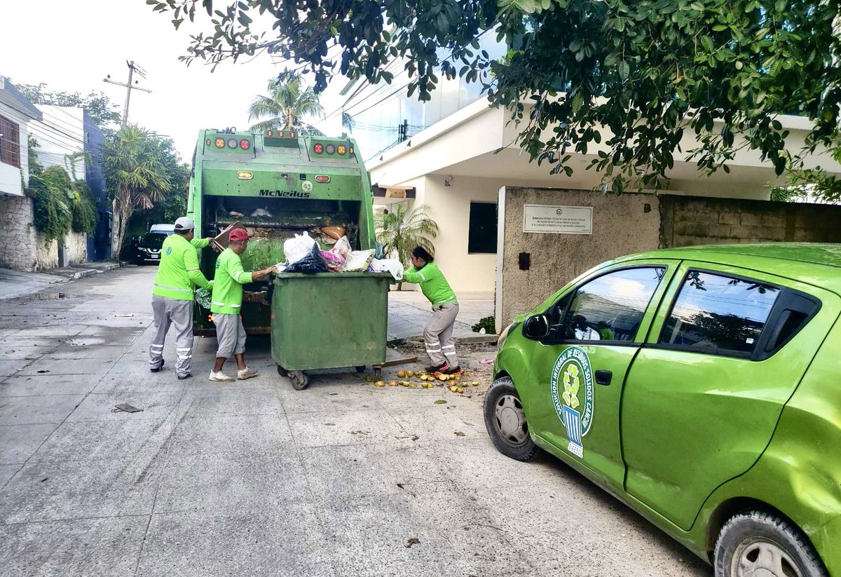 SIRESOL_CUN's tweet photo. ✨ Seguimos trabajando por un Cancún más limpio. ♻️

🚛 Comenzamos el día con la recolección en la #SM20 #SM4 y #SM41. Posteriormente realizaremos el perímetro de la av. tulum. 🚮 

Si ubicas algún sitio que requiere atención #ReportaYAporta 🤳 al 📲 9983216106

@anapatyp https://t.co/bjhFKf7ivS