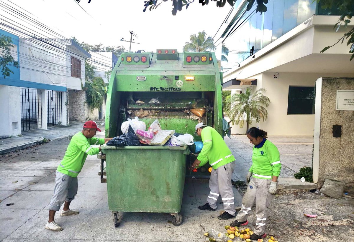 SIRESOL_CUN's tweet photo. ✨ Seguimos trabajando por un Cancún más limpio. ♻️

🚛 Comenzamos el día con la recolección en la #SM20 #SM4 y #SM41. Posteriormente realizaremos el perímetro de la av. tulum. 🚮 

Si ubicas algún sitio que requiere atención #ReportaYAporta 🤳 al 📲 9983216106

@anapatyp https://t.co/bjhFKf7ivS
