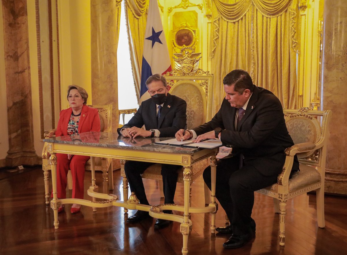 NitoCortizo's tweet photo. Comprometidos con la lucha contra el crimen y la delincuencia, en octubre sancioné la Ley que establece la Política Criminológica de Panamá. Primera vez que nuestro país cuenta con una política de Estado sobre las decisiones de criminalidad y protección efectiva de la población. https://t.co/BPr39gDbi5