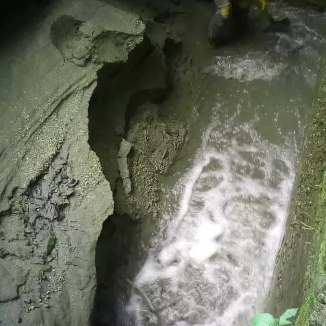 minaguasoficial's tweet photo. #Yaracuy | La clase obrera de @aguasdeyaracuy realizó mantenimiento a la fosa del canal de conducción a planta San Felipe con descarga de sedimento y cepillado de paredes, cumpliendo instrucciones de nuestro Pdte. @NicolasMaduro https://t.co/oI76cPdxdP